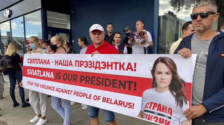Protesters in Vilnius in front of Belarus Embassy express their support to Svetlana Tikhanovskaya   © Global Look Press / Valdas Kopustas
