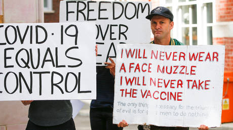 People take part in a demonstration against the lockdown and the use of face masks in London. © Reuters / Henry Nicholls