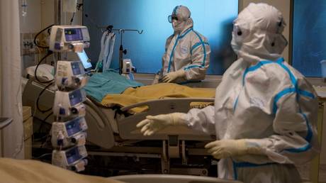 Medical workers treat patients infected with the coronavirus disease (COVID-19) at a hospital in New Delhi © REUTERS/Danish Siddiqui/File Photo