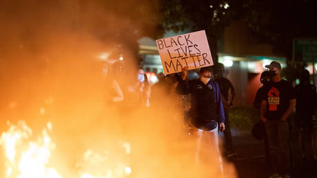 Protesters outside the Portland Police Bureau's North Precinct on the 101st consecutive night of protests against police violence and racial inequality in Portland, Oregon, U.S. September 6, 2020. © REUTERS/Caitlin Ochs.