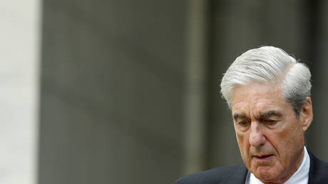 Former Special Counsel Robert Mueller departs from the U.S. Capitol following his testimonies before the House of Representatives, on Capitol Hill in Washington, U.S. July 24, 2019. © REUTERS/Tom Brenner