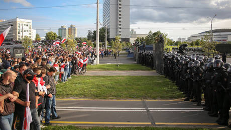 Law enforcement officers block a road for opposition supporters during a rally in Minsk. © Reuters / Tut.By