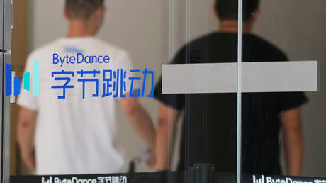 People walk past a logo of Bytedance, the China-based company which owns the short video app TikTok, or Douyin, at its office in Beijing, China July 7, 2020. © REUTERS/Thomas Suen