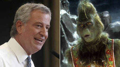 (L) Bill de Blasio © REUTERS/Carlo Allegri/Pool; (R) Jim Carrey in a scene from the film 'How The Grinch Stole Christmas', 2000. © Universal/Getty Images