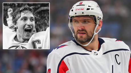 Russian winger Alex Ovechkin (right) is chasing Wayne Gretzky's NHL record © GMH / SV via Reuters | © Timothy T Ludwig / USA Today Sports via Reuters