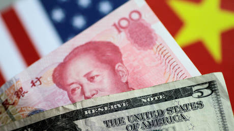 FILE PHOTO: US dollar and China's yuan notes © Reuters / Thomas White
