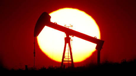 FILE PHOTO: An oil pump outside Saint-Fiacre, near Paris, France © Reuters / Christian Hartmann