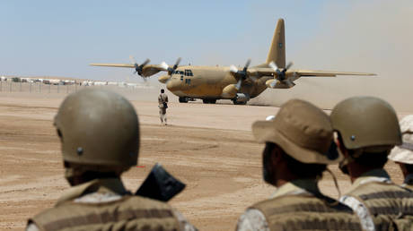 FILE PHOTO: Saudi soldiers watch as a Saudi military cargo plane lands in Marib, Yemen © REUTERS/Faisal Al Nasser
