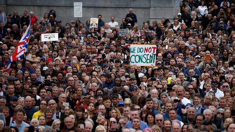 FILE PHOTO: People demonstrate against the lockdown and use of face masks in Trafalgar Square, amid the coronavirus disease (COVID-19) outbreak, in London, Britain, August 29, 2020.