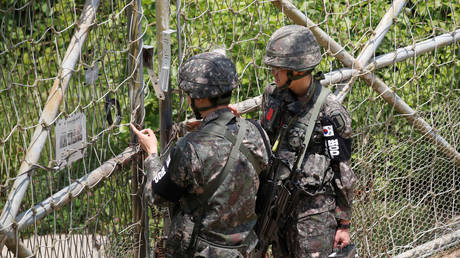 FILE PHOTO: South Korean troops inspect a border fence © REUTERS/Kim Hong-Ji