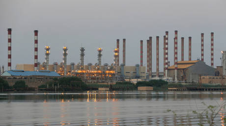 A general view of Abadan oil refinery in southwest Iran, is pictured from Iraqi side of Shatt al-Arab in Al-Faw south of Basra, Iraq, September 21, 2019. © Reuters / Essam Al-Sudani