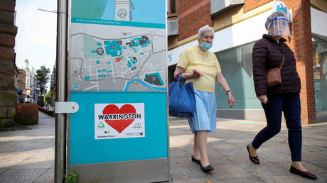 Women wearing a protective mask and a face shield amid a Covid-19 outbreak in Warrington, UK. © REUTERS/Molly Darlington