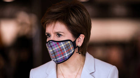 First Minister of Scotland Nicola Sturgeon wears a mask as she visits New Look at Fort Kinnaird Retail Park, in Edinburgh, Scotland. June 2020. © Jeff J. Mitchell / Reuters