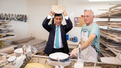 Britain's Chancellor of the Exchequer Rishi Sunak learns clay-handling to make plates with Wayne Swindaill, amid the coronavirus disease outbreak, in Stoke-on-Trent, Britain, September 14, 2020. © Reuters / Andrew Fox / Pool