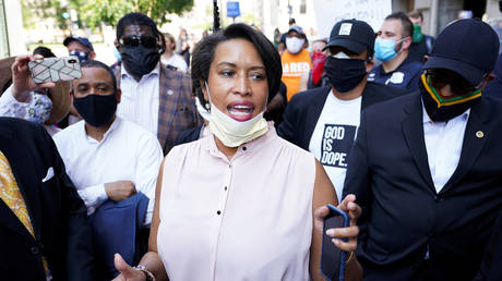 Washington, DC Mayor Muriel Bowser is surrounded by clergy as she speaks during a vigil as protests continue on the streets near the White House over the death in police custody of George Floyd, in Washington, U.S., June 3, 2020. © REUTERS/Kevin Lamarque