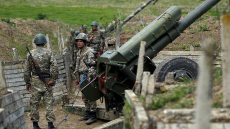 FILE PHOTO: Nagorno-Karabakh troops stand on artillery positions near the town of Martuni © REUTERS / Staff