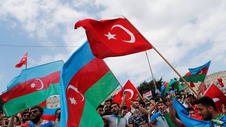 FILE PHOTO: Azerbaijani men living in Turkey wave flags of Turkey and Azerbaijan in Istanbul © REUTERS/Murad Sezer