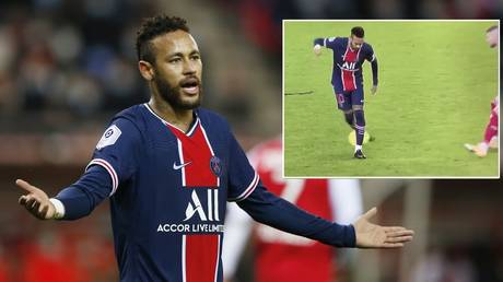 Neymar put his full array of skills on display for PSG at Reims. © Reuters /  Twitter @jetlu2002