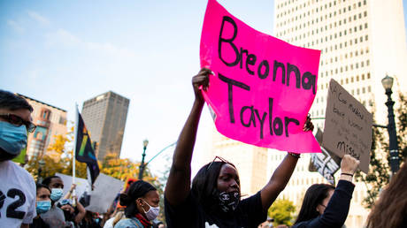 Protesters march in Louisville, Kentucky, after one officer was charged in relation ot Breonna Taylor's death, September 26, © Reuters / Eduardo Munoz