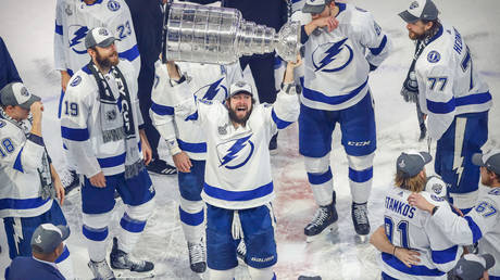Tampa Bay Lightning right wing Nikita Kucherov hoists the Stanley Cup after defeating the Dallas Stars. © Reuters.