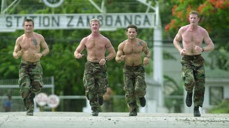 FILE POHTO. US Navy SEALs jog at the Philippine Navy headquarters in Zamboanga City. ©REUTERS/str CS/JS