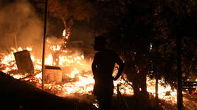 Incêndio destrói acampamento de migrantes superlotado e infectado por coronavírus em Lesbos, Grécia, após protestos contra quarentena e condições de vida