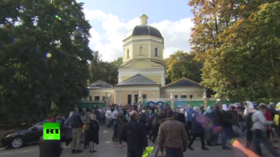 Russian Orthodox believers pay homage to Romanovs’ canonization with prayers & procession outside Moscow (VIDEO)