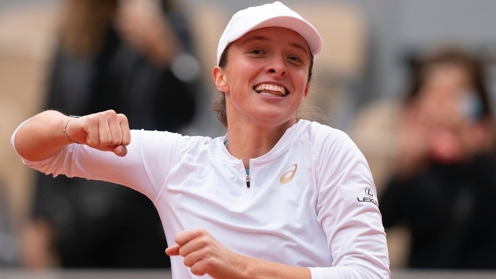 'I'm overwhelmed!' Iga Swiatek STUNNED after defeating Sofia Kenin to win French Open women's title (VIDEO)