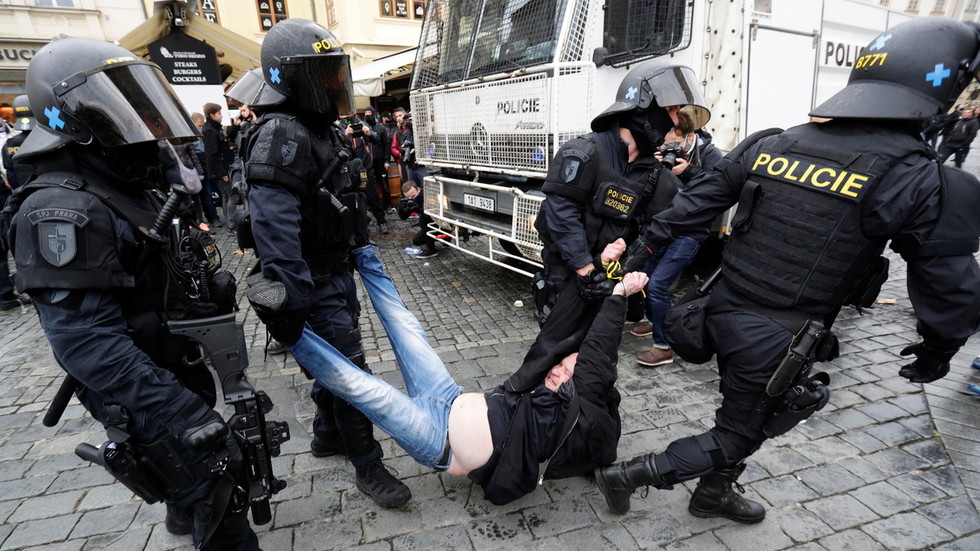 Protest against Covid-19 rules in Prague escalates into clashes with police (VIDEOS)