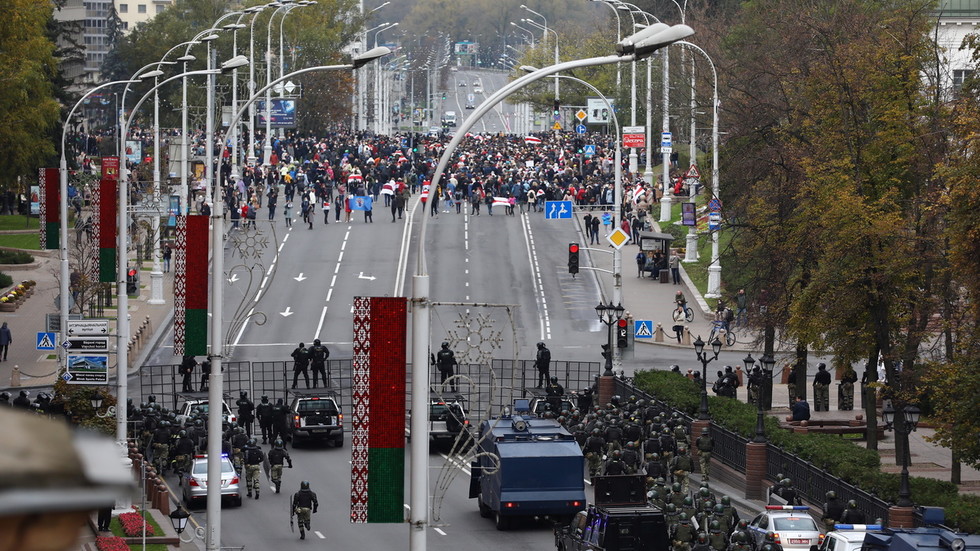 Belarusian police use stun grenades to disperse protesters during huge opposition march in Minsk, with 'gunfire' reported (VIDEOS)
