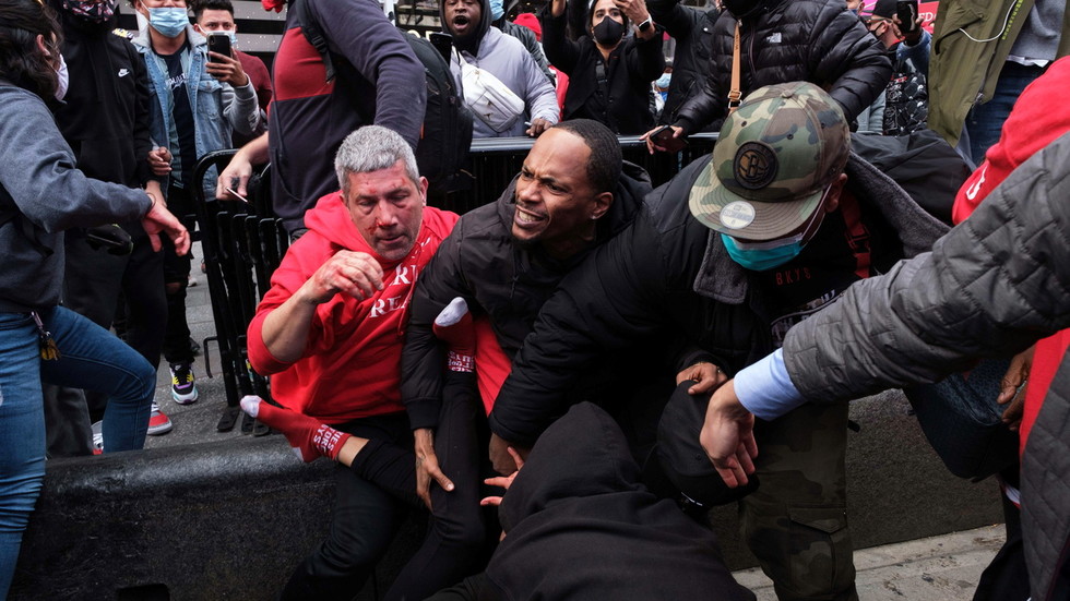 'Rocks' & punches thrown as anti-Trump protesters CLASH with 'Jews for Trump' parade in NYC (VIDEOS)