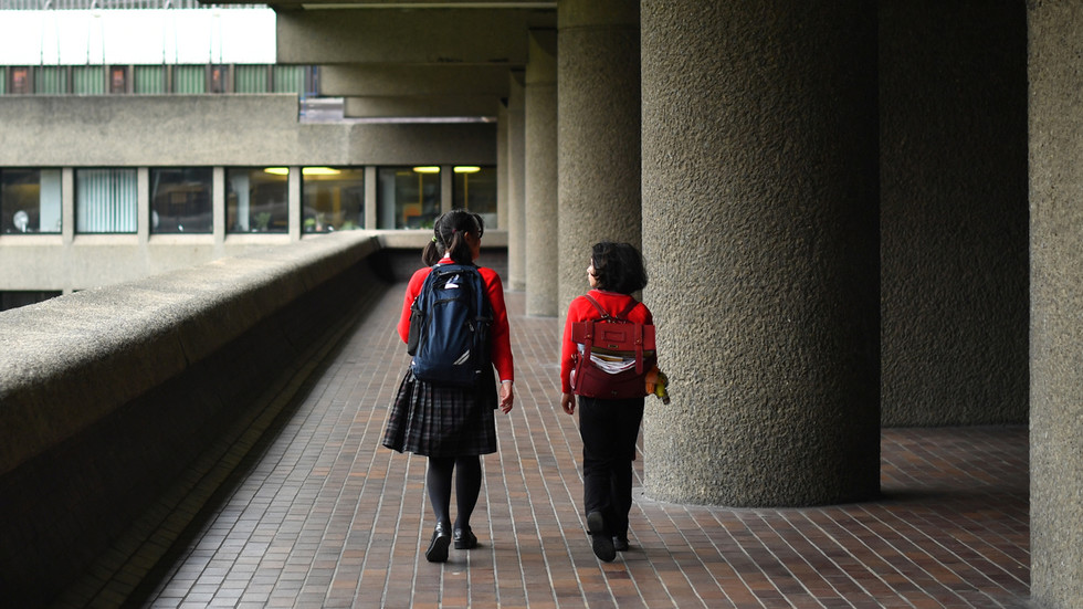 parents-defend-uk-headmistress-after-she-was-forced-to-apologize-for