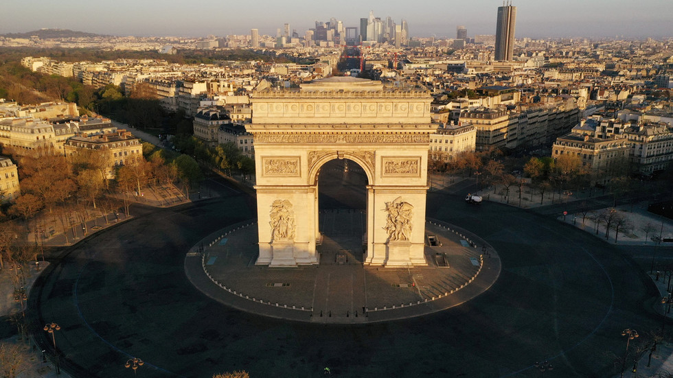 Arc de Triomphe area in Paris evacuated over bomb threat — RT World News