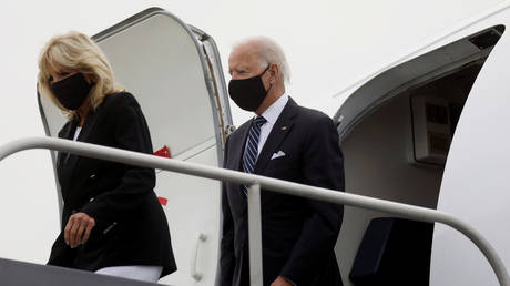 Democratic U.S. presidential nominee Joe Biden and his wife Jill Biden wearing face masks arrive at Newark Liberty International Airport in Newark, NJ, for travel to New York City, U.S. September 11, 2020. ©  REUTERS/Leah Millis