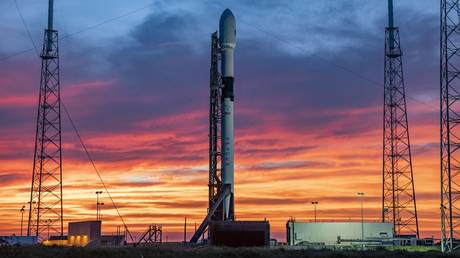 Falcon 9 and GPS III-4 vertical on Pad 40 in Florida. ©SpaceX via Global Look Press