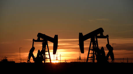 FILE PHOTO: Pump jacks operate in an oil field in Midland, Texas, the US © Reuters / Nick Oxford