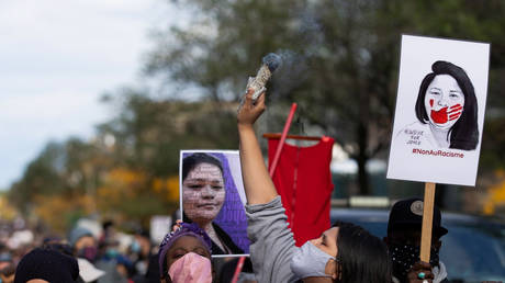 A woman smudges during a march to demand justice for Joyce Echaquan in Montreal, Quebec, Canada © REUTERS/Christinne Muschi