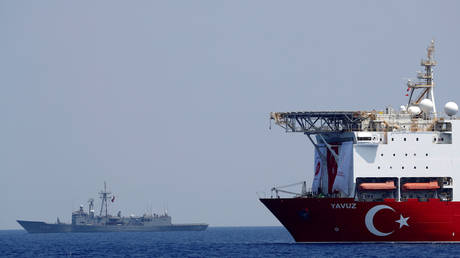 Turkish drilling vessel Yavuz is escorted by Turkish Navy frigate TCG Gemlik in the eastern Mediterranean Sea off Cyprus, August 6, 2019. © Reuters / Murad Sezer