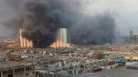FILE PHOTO: Smoke rises from the site of an explosion in Beirut, Lebanon August 4, 2020. © REUTERS/Mohamed Azakir