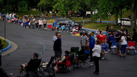 Unemployed Americans line up for hours to get help with their unemployment claims in Frankfort, Kentucky © Reuters / Bryan Woolston