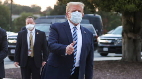 U.S. President Donald Trump gives a thumbs up as he departs Walter Reed National Military Medical Center to return to the White House in Washington from the hospital in Bethesda, Maryland, U.S., October 5, 2020. © REUTERS/Jonathan Ernst