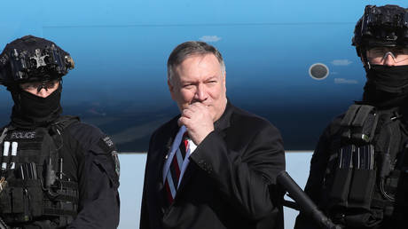 US Secretary of State Mike Pompeo poses for a photo with local police who were part of his security detail, in Sydney, Australia, August 5, 2019. © Reuters / Jonathan Ernst / Pool
