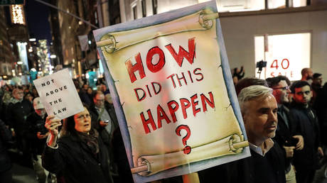 Protesters backing Special Counsel Robert Mueller's 'Russiagate' investigation, New York City, November 8, 2018.