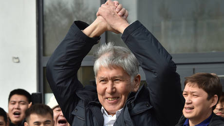 Former Kyrgyzstan President Almazbek Atambayev greets his supporters during a rally in Bishkek on October 9, 2020. © AFP/Vyacheslav Oseledko