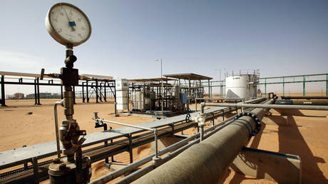 FILE PHOTO: Pipes at the El Sharara oilfield © Reuters / Ismail Zitouny