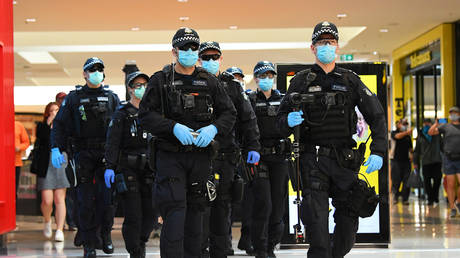 Massive police response to reported anti-lockdown protest in Melbourne mall © Reuters / Stringer