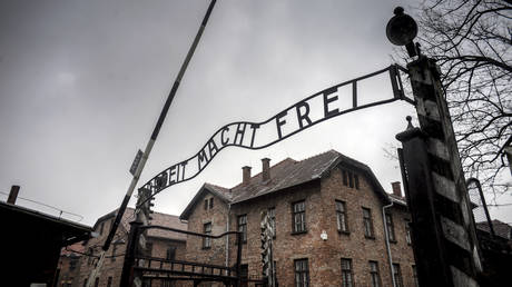 The central gate of the former Auschwitz-Birkenau concentration camp in Oswiecim.  © Sputnik / Valeriy Melnikov