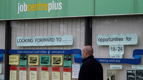 FILE PHOTO: A job centre during the outbreak of the coronavirus disease in Manchester, Britain © REUTERS/Phil Noble