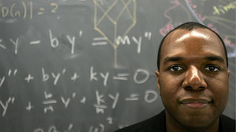Dr. Jonathan Farley, a mathematics professor based at Harvard, in a classroom in the Math Department at Harvard University. © Getty Images / Bill Greene / The Boston Globe