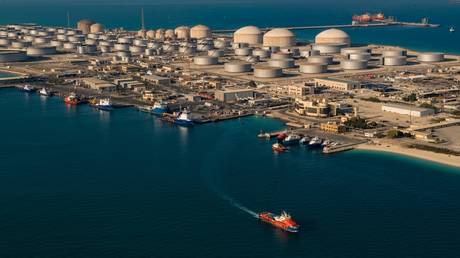 FILE PHOTO: Dhahran oil plants in eastern Saudi Arabia © AFP / Ahmad El Itani